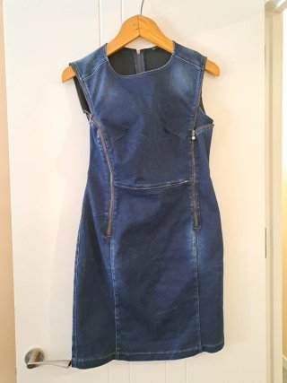 Vestido vaquero con cremalleras