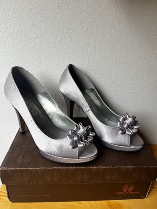 Zapatos de salón Angel Alarcon plateados