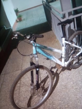 Bicicleta de montaña blanca y azul