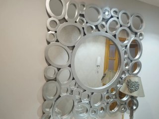 Espejo Decorativo de Pared Plateado, más mesa