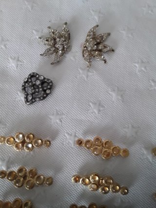 Broches plateados y dorados con pedrería