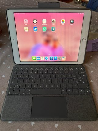 iPad Apple con custodia tastiera