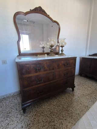 Tocador de madera antiguo con espejo