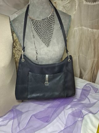 Bolso negro con detalles plateados