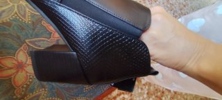Botín negro tacón detalle serpiente