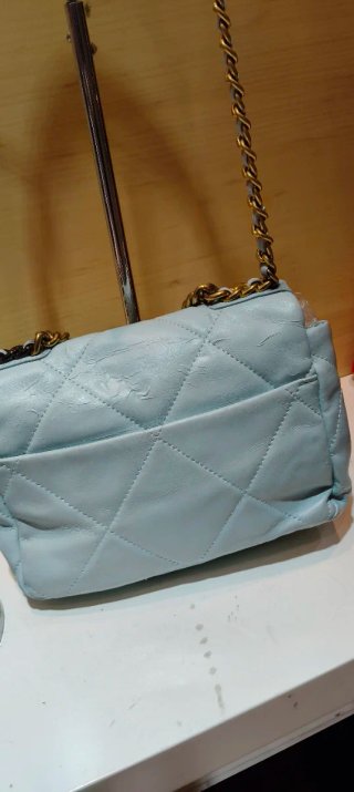 Borsa Chanel azzurra con dettagli oro