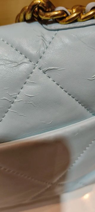 Borsa Chanel azzurra con dettagli oro