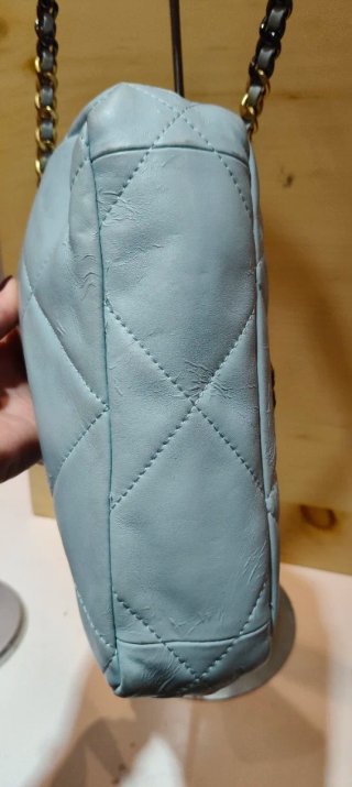 Borsa Chanel azzurra con dettagli oro