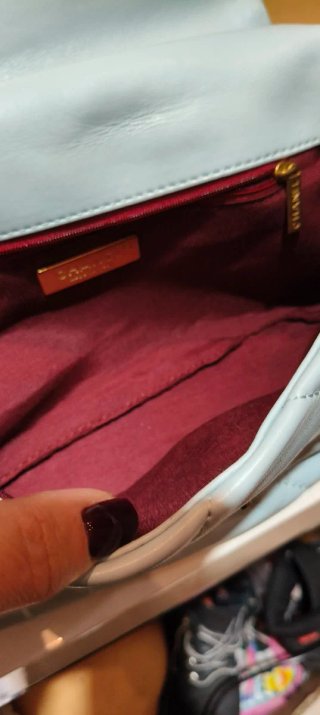 Borsa Chanel azzurra con dettagli oro
