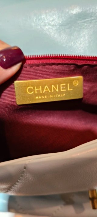 Borsa Chanel azzurra con dettagli oro
