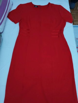 Vestido Midi Rojo con detalles de raso.