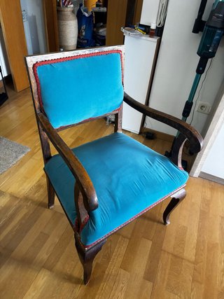 Butaca de madera con tapizado en azul