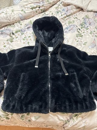 Cazadora de pelo negra Bershka