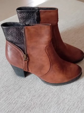 Botas Castanhas e Pretas