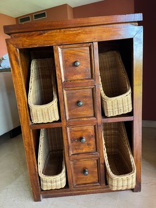 Mueble madera con cestas mimbre