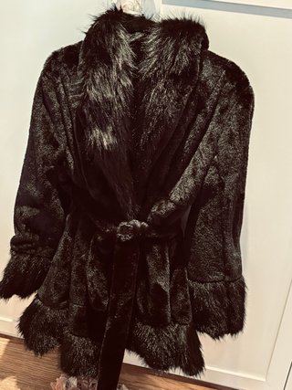 Chaquetón sintético piel negro con cinturón
