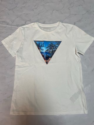 Camiseta Guess Eco Triángulo Tropical