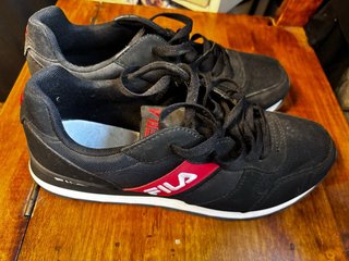 Zapatillas Fila Hombre Negras y Rojas