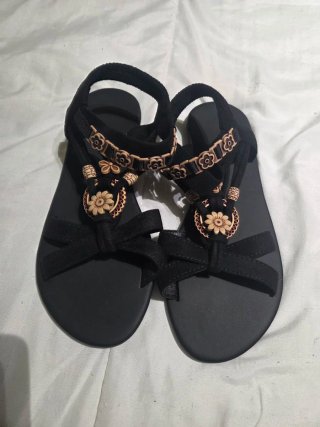 Sandalias negras con adornos