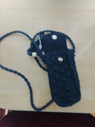 Bolso tejido azul con correa