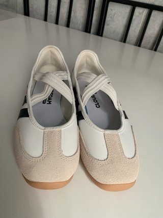 Zapatillas Adidas Merceditas Blancas y Beige.