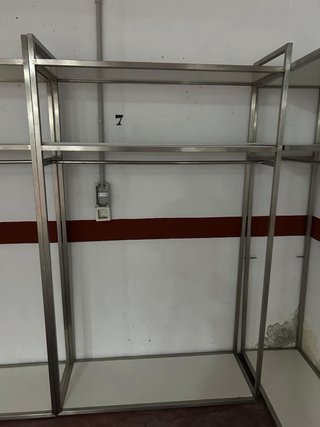 Estanterías vestidor metálicas y de madera