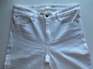 Pantalones vaqueros pitillo Stradivarius blancos