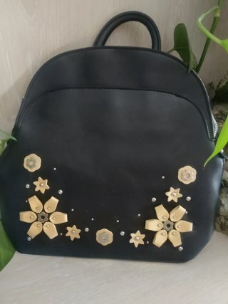 Mochila de mujer negra con flores