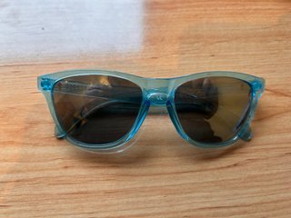 Gafas de sol azules y marrones