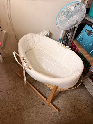 Moisés para bebé con soporte de madera