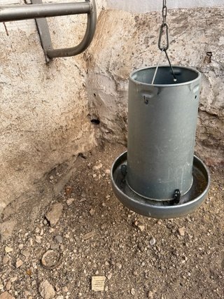 Comedero para gallinas metálico