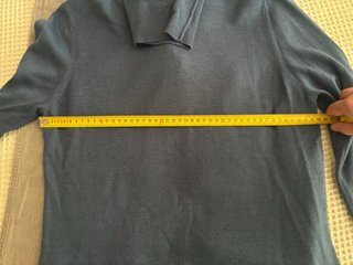 Conjunto pantalón Armani y jersey azul Escorpio