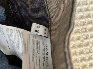 Conjunto pantalón Armani y jersey azul Escorpio