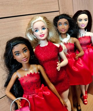 Barbie set di 4  con abito rosso natale damigelle