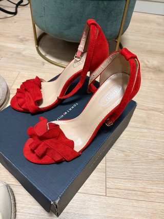 Zapatos de tacón rojos con volantes