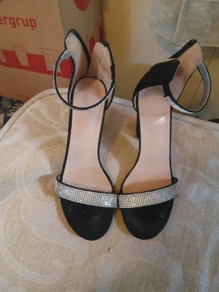 Sandalias de tacón negras con pedrería