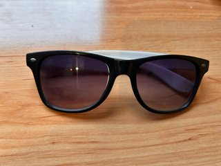Gafas de sol negras y blancas