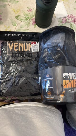 Set Venum: Guantes de Boxeo y Pantalones Muay Thai
