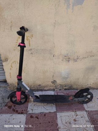 Patinete con estructura plegable