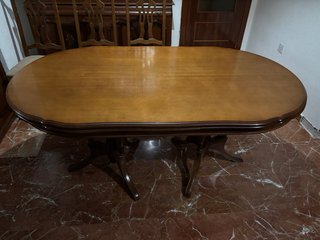 Mesa de comedor ovalada de madera