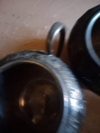 Juego de té antiguo con tetera y azucarero