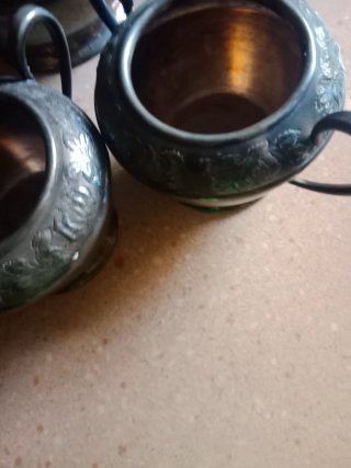Juego de té antiguo con tetera y azucarero