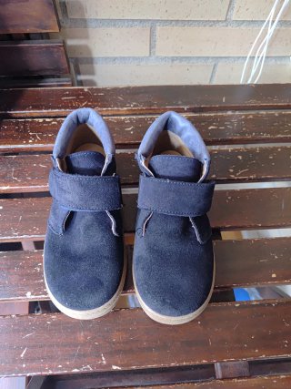 Botines azules con cierre de velcro