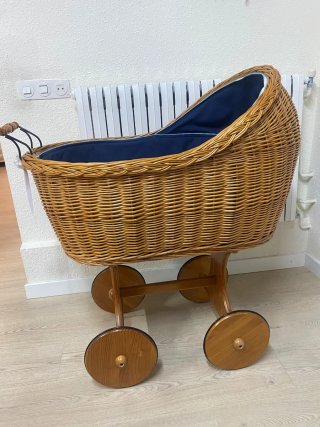Moisés Cesta Mimbre Ruedas Madera