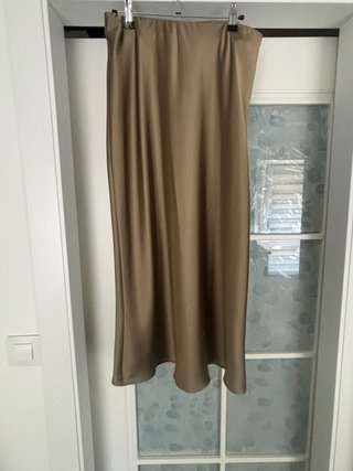 Falda midi satinada beige