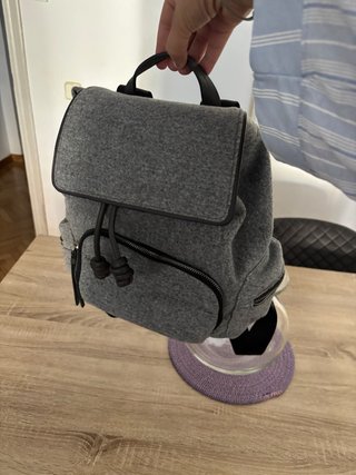 Mochila Parfois fieltro gris detalles negro