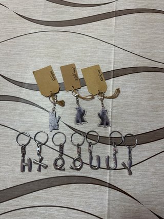 Portachiavi con lettere e gatti