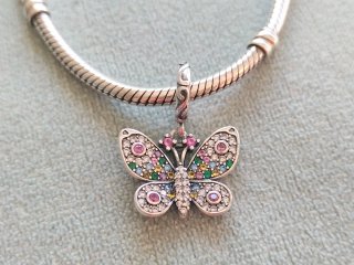 Charm mariposa plata de ley