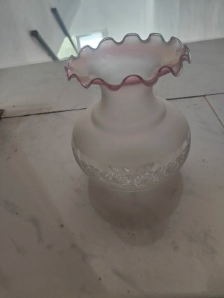 Tulipa de cristal con borde rosa y otros dorados.