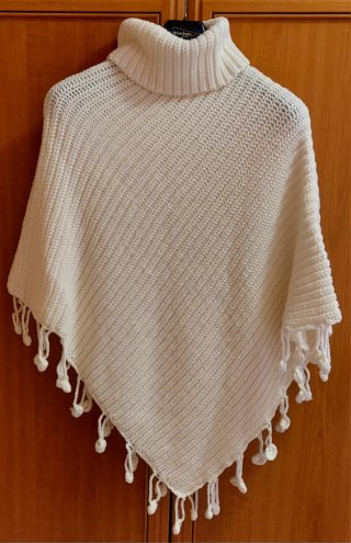 Poncho de Punto con Cuello Alto
